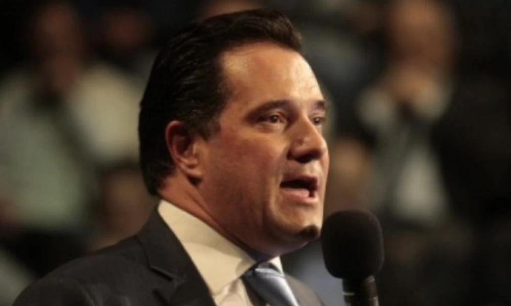 Ο Άδωνις Γεωργιάδης με... κοντό παντελονάκι λόγω «click away» (εικόνα)